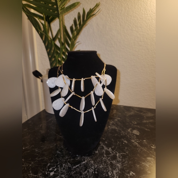 Pearly shell Triple strand necklace - Picture 2 of 4